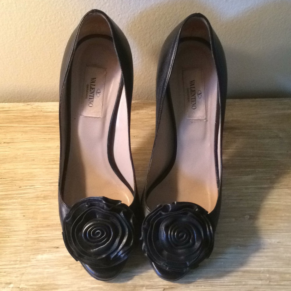 EUC Valentino Black leather heels size 38